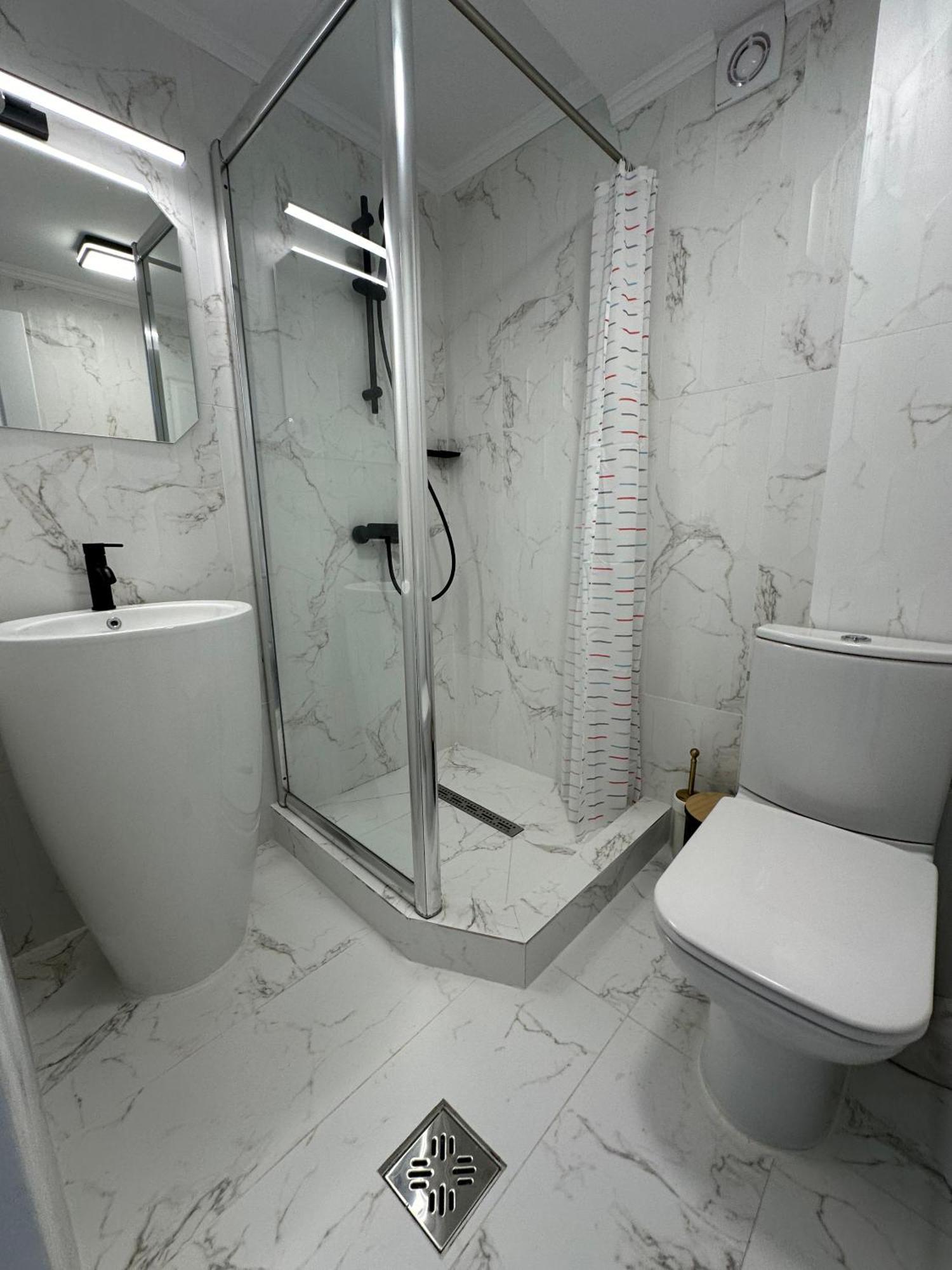 Elegant Escape Central Studio Craiova Kültér fotó